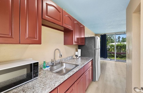 Keaukaha Condo | Garden Balcony Walk to Beach + Kitchen