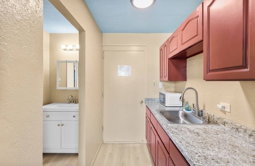 Keaukaha Condo | Garden Balcony Walk to Beach + Kitchen