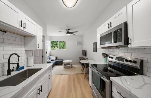 Hilo House | Hawaiian Getaway | Iconic Sites | Pet-Friendly