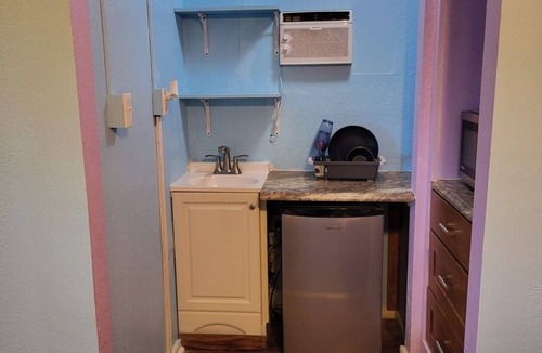 Wailuku Apartment | Heart of Wailuku Queen Bed + Kitchenette