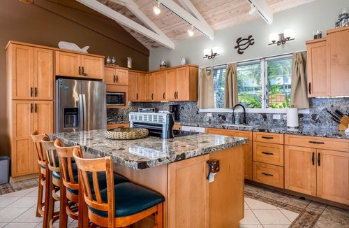 Kahaluu Bay House | HOKU'EA HALE Oceanfront Private Home with Hot Tub