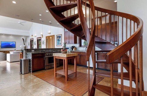 Haleiwa House | Large Luxury Beachfront Family Estate Chun's Reef A/C Hot Tub