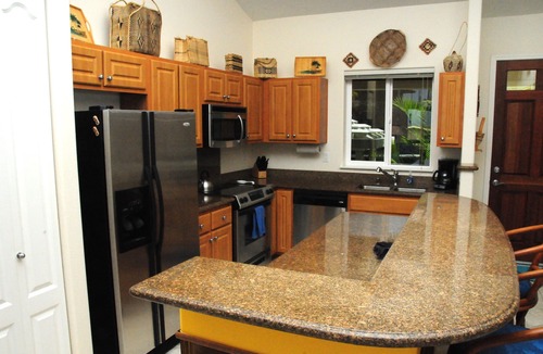 Historic Kailua Village Condo | LAST MINUTE DISCOUNT SPECIALS! Luxurious Condo on Ali’i Drive with Ocean view.