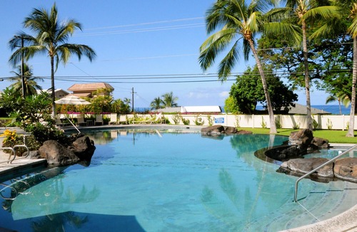 Historic Kailua Village Condo | LAST MINUTE DISCOUNT SPECIALS! Luxurious Condo on Ali’i Drive with Ocean view.
