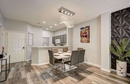 Seasons House | Luxurious Lake Berkley Townhome minutes away from Disney Parks and Shopping