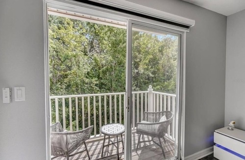Seasons House | Luxurious Lake Berkley Townhome minutes away from Disney Parks and Shopping