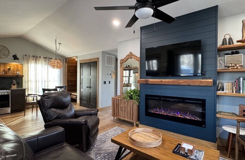 Carbondale Cabin | Modern 1BR Cabin w/Hot Tub Near Carbondale