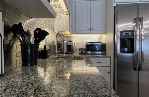 Ogunquit Condo | Modern, poolside Ogunquit 1br/1ba, just a 10 minute stroll into town.