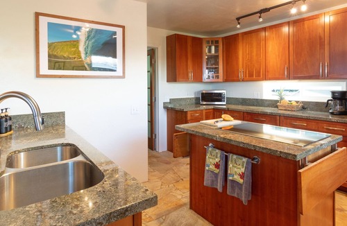 Kahaluu Bay House | Ocean Front Beach House located only steps from the water!