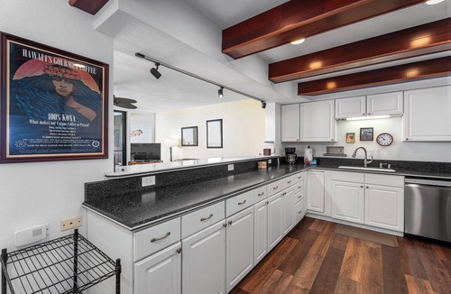 Kailua-Kona Condo | Ocean Front - Watch Dolphins From the Lanai - Wi-fi - Next to Beach- Vrkcv