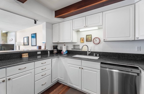 Kailua-Kona Condo | Ocean Front - Watch Dolphins From the Lanai - Wi-fi - Next to Beach- Vrkcv