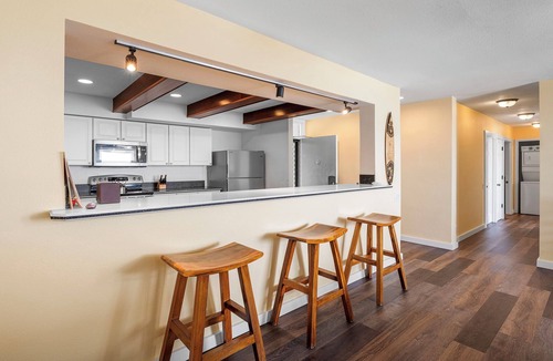 Kailua-Kona Condo | Ocean Front - Watch Dolphins From the Lanai - Wi-fi - Next to Beach- Vrkcv