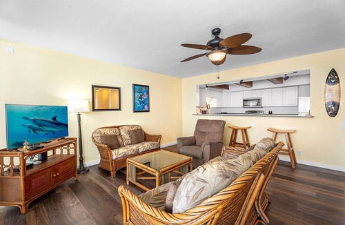 Kailua-Kona Condo | Ocean Front - Watch Dolphins From the Lanai - Wi-fi - Next to Beach- Vrkcv