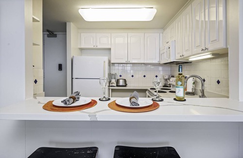 Waikiki Condo | Ocean-Marina Yacht Views Condo Steps to the Beach w/Full Kitchen & Free WiFi