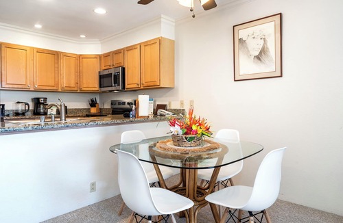 Kailua-Kona Condo | Ocean View - Pool & BBQ Area - Vrkcv