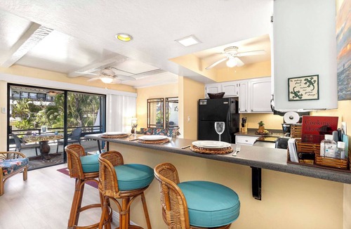 Kailua-Kona Condo | Ocean Views - AC - In Unit Washer/dryer - Vrkcv