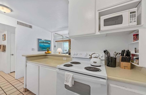 Historic Kailua Village Condo | Oceanfront Blissful Sanctuary 🐳 Balcony that Almost Hangs Over The Ocean! 🐠 Hale Kona Kai 308