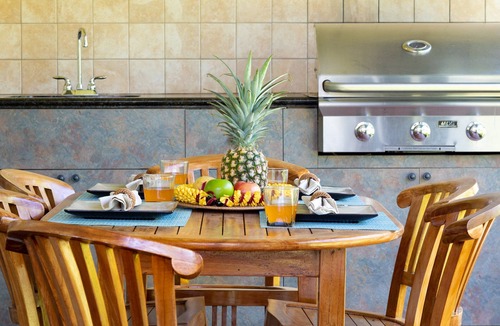 Kulalani House | ❤️PiH❤️ Hawaiiana Escape★Free 2026 Hilton Resort Passes★Beach Club Access★Near Pools