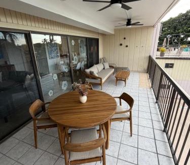 Historic Kailua Village Apartment | Premium 2-bedroom Condo in adorable Kona - Walk to Beaches Shops & Restaurants - Booking FAST