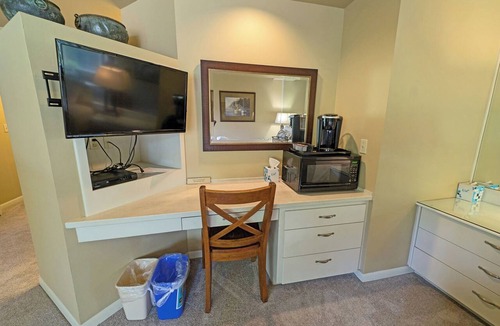 Century West Condo | River Ridge 424B Hotel-Style, Queen Bed, Second Floor Condo