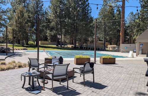 Century West Condo | River Ridge 424B Hotel-Style, Queen Bed, Second Floor Condo
