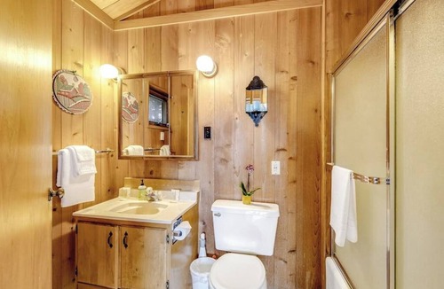 Eastsound House | Rustic Waterfront Cabin in Eastsound with Private Beach Access and Ocean Views