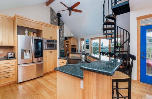 Kiwanda Shores House | Sea Mist Hot tub, block to beach, great deck. 4BR