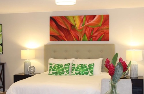 Kahala Apartment | Steps to Kahala Beach, quiet, King bed, patio, parking, A/C, kitchenette & BBQ