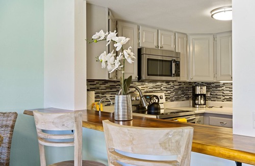 Kahaluu-Keauhou Condo | Summer Deal Beachfront 2BR Kona Condo Across from Magic Sands Beach