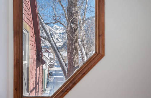 Telluride Condo | SUMMER IS HERE! CHIC & CONVENIENT 2BR/2.5Bth condo-Creekside; Steps to slopes