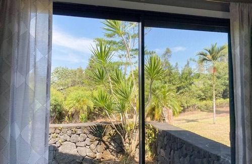 Keaau House | Surf Getaway – Bright Studio, Queen Bed | Keaau Escape
