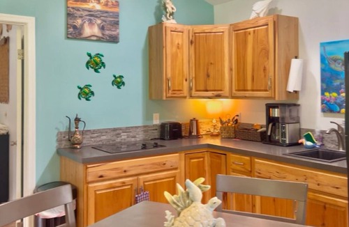 Kapoho Cottage | The Mai Tai Manor - Ohana w/kitchenette/living room