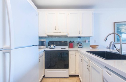 Kailua-Kona Condo | Top Floor - Direct Ocean Front View - Air-conditioned - Vrkcv