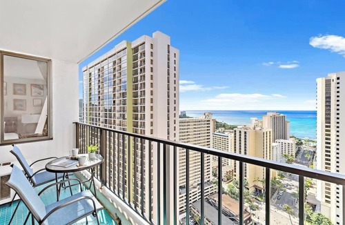 Waikiki Condo | Waikiki escape w/ocean views & beach gear