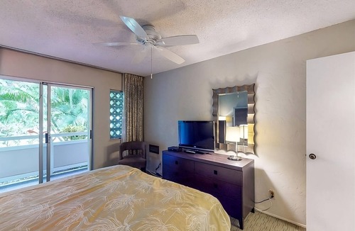 Wailua Hotel | Walking Distance from Papaloa Beach, Outdoor Pool, Free Parking, Full Kitchen!