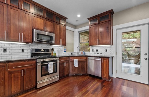 Salem House | Welcome To Your New Favorite Spot! Tree Top Views & Lots Of Room!