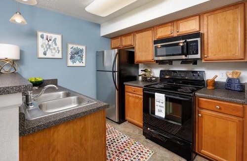Coliseum Central Apartment | Wyndham 121 Bright, Airy 1br Apt , Parking, Pool