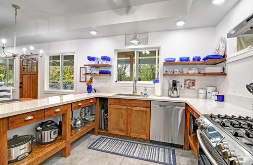 Royal Hawaiian Estates Bed & Breakfast | Your Cozy Aloha Room