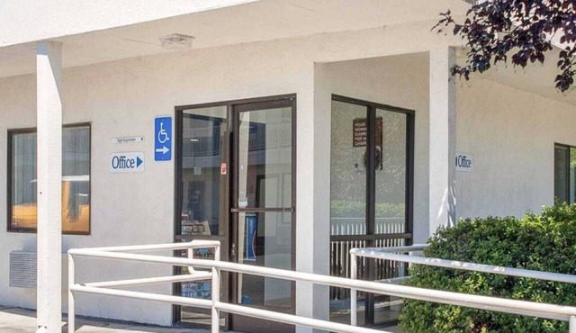 1 Queen Bed|Mini Fridge in Ukiah
