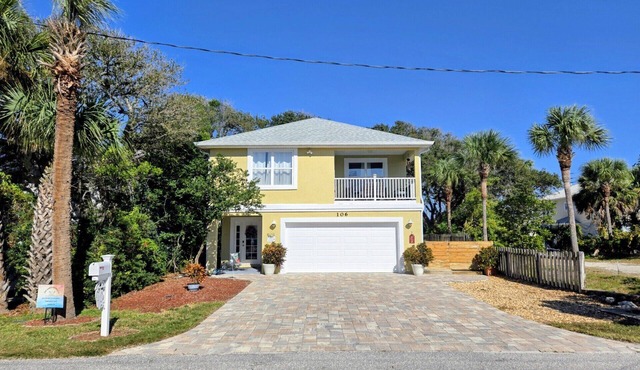 1ST STREET II BEACH HOUSE, UPDATED DOG FRIENDLY FENCED IN YARD 1 BLOCK TO BEACH in St. Augustine