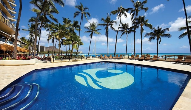 2 Awesome Units, Just Steps to the Beach, Pool, Dining, Spa, Diamond Head in Honolulu