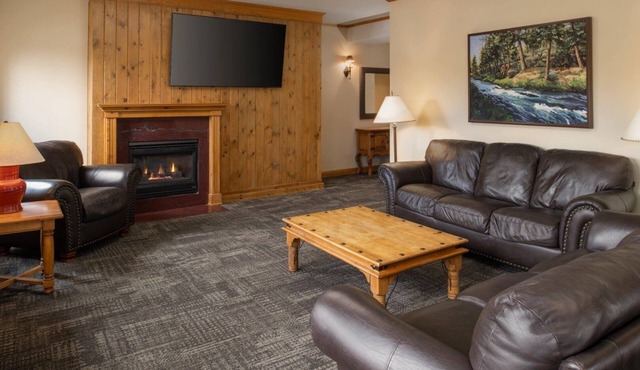2 Balconies: Enjoy a Beautiful Atmosphere at Our Rustic Lodge-Styled Stay in Vancouver