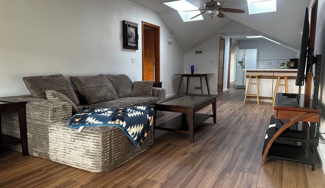 2-bedroom studio sunny bright north hill location. in Pendleton