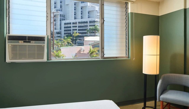 2 Convenient Rooms, Scenic Gardens, Outdoor Pool Relaxation, Near Ala Moana in Honolulu