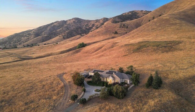 200-acre vineyard estate: swim spa, theater & game room in Tehachapi