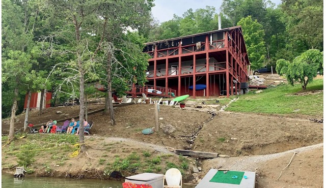 25% late summer discount!Lakefront Retreat Sleeps 20 | Game Room & Private Dock in Speedwell