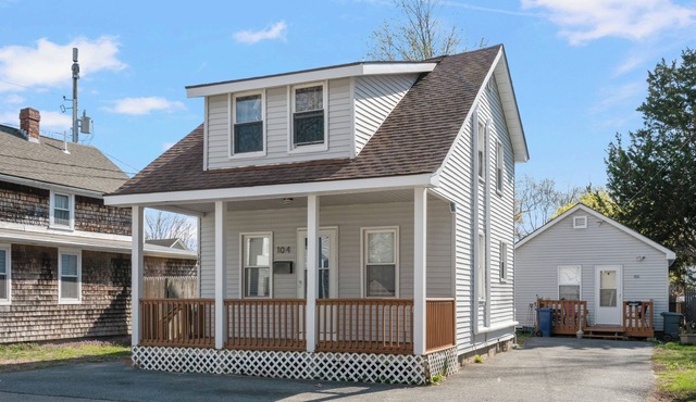 2BR Steps to Oakland Beach Near Airport in Warwick