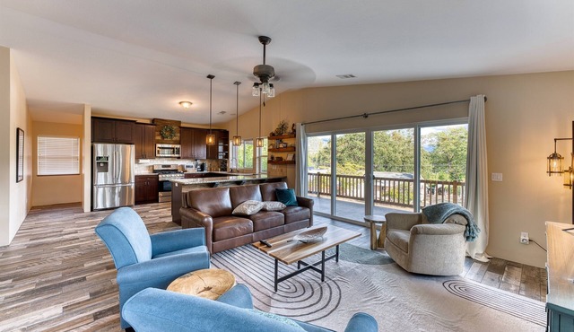 3BR Spacious Craftsman | Espresso Bar | Mountain Views | Walk to Downtown GP in Grants Pass