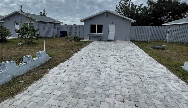 #4 Charming cottage across of warm mineral springs great for 2 person in North Port
