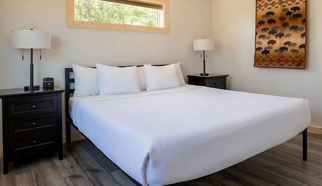 4 Spacious Units w/Large Picture Windows. Pet-friendly, Outdoor pool, Parking in Boardman